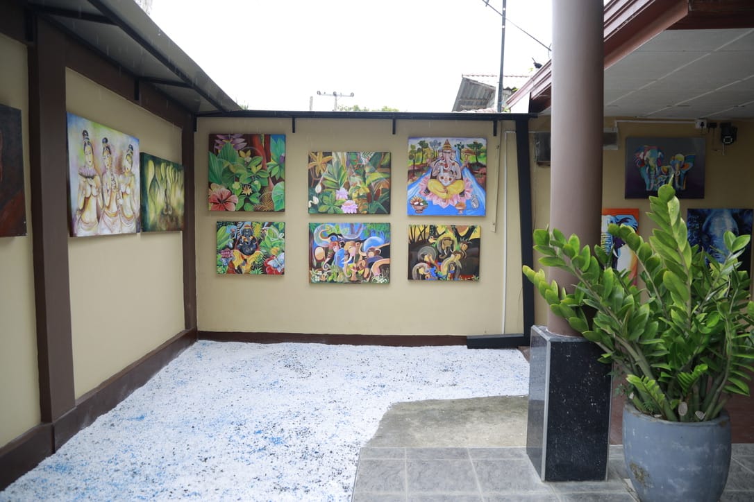 A happy Galeria Art & More collector 5